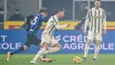 Striker Juventus, Cristiano Ronaldo (tengah) menggiring bola dibayangi gelandang Inter Milan, Nicolo Barella dalam laga lanjutan Liga Italia Serie A 2020/21 pekan ke-18 di San Siro Stadium, Minggu (17/1/2021). Juventus kalah 0-2 dari Inter Milan. (AFP/Miguel Medina)