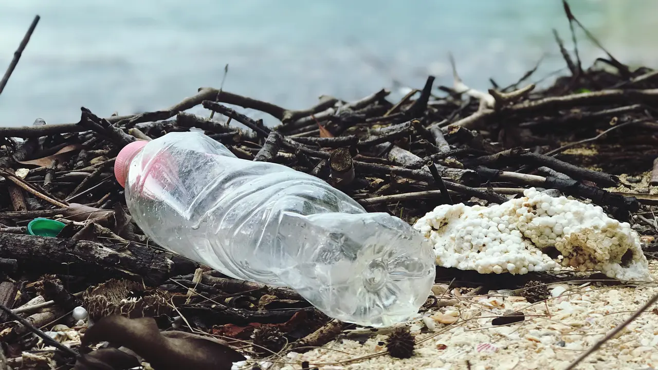 [Fimela] Sampah Botol Plastik