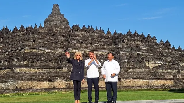 Presiden Prabowo Subianto memperkenalkan Candi Borobudur sebagai situs besejarah dan mahakarya peradaban kepada Presiden Prancis, Emmanuel Macron.