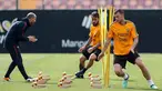 Pemain AS Roma, Edin Dzeko (kanan) dan Daniele De Rossi (tengah) saat sesi latihan di Trigoria Sports Centre, Roma, Italia, Selasa (1/5). AS Roma akan menjamu Liverpool di leg kedua semifinal Liga Champions. (Riccardo Antimiani /ANSA via AP)