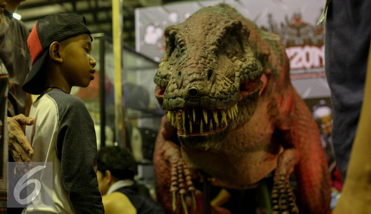 Mainan dinosaurus berukuran besar dipajang di salah satu sudut di Toys Fair 2015 di Balai Kartini, Jakarta, Minggu (16/8/2015). Pameran ini menampilkan 250 booth, mulai dari komik hingga perlengkapan cosplay. (Liputan6.com/Faizal Fanani)