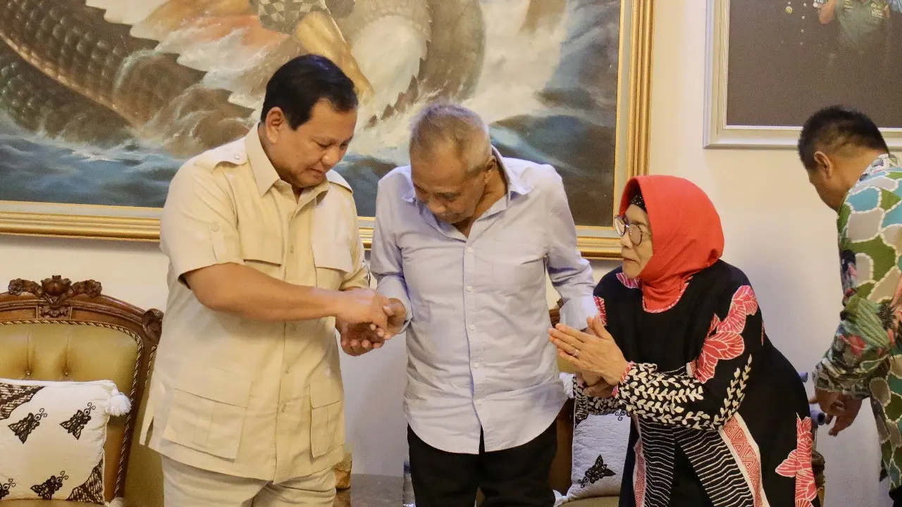 Prabowo saat menjadi Menhan bertemu dan jenderal TNI (purn) Subagyo Hadi Siswoyo di kediaman Subagyo di Yogyakarta, Minggu (2/6/2024). (Dokumentasi humas Menhan).