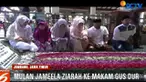 Bersama dua anaknya Shafeeya Ahmad dan Tyarani Nugraha, pelantun lagu wonder woman ini dengan khusuk berdoa di pusara makam Gus Dur.