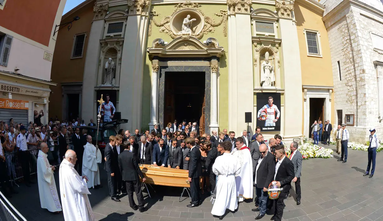 Suasana acara pemakaman pemakaman pembalap asal Prancis, Jules Bianchi di Reparate Katedral Sainte, Nice, Selasa (21/7/2015). Bianchi meninggal akibat kecelakaan di Jepang pada 2014. (REUTERS/Jean-Pierre Amet)