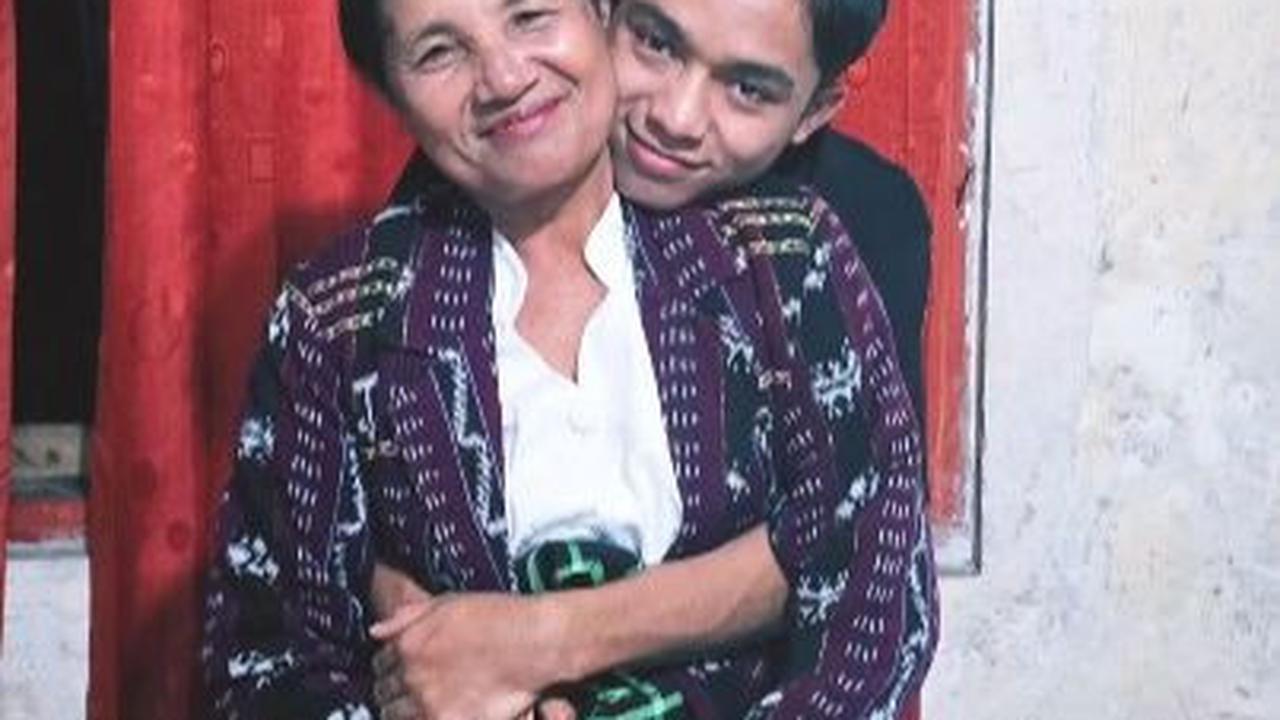 Rasa rindu Betrand kepada keluarga begitu terlihat. Dia seolah memanfaatkan pulang kampung untuk menghabiskan waktu bersama keluarga.