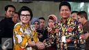 Ketua Komnas HAM Imdadun Rahmat (kanan) berjabat tangan dengan Wakil Ketua KPK Basaria Panjaitan usai melakukan pertemuan di Gedung KPK, Jakarta, Rabu (2/11).(Liputan6.com/Johan Tallo)