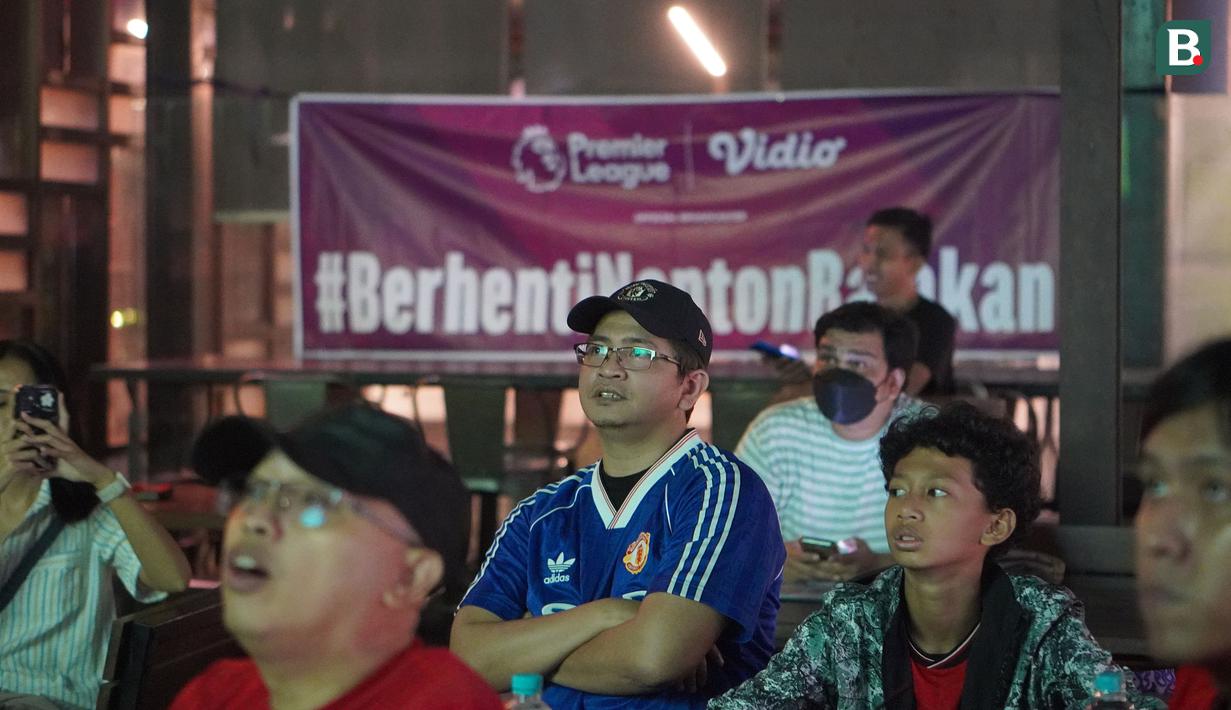 Suasana tegang beberapa anggota komunitas United Army saat acara Roaring Night pertandingan Liga Inggris 2023/2024 antara Manchester United versus Everton di Brewerkz, The Breeze BSD City, Tangerang, Sabtu (9/3/2024) malam WIB. (Bola.com/Afi)