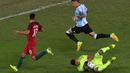 Kiper Argentina, Geroinimo Rulli mengamankan bola dari kejaran pemain Portugal  pada laga grup D Olimpiade Rio 2016 di Olympic Stadium, Rio de Janeiro, (5/82016) dini hari WIB. (AP Photo/anderlei Almeida)