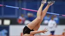 Atlet asal Belanda, Anouk Vetter saat beraksi pada cabang lompat galah di ajang European Athletics Championships di Stadion Olympic, Amsterdam, (8/7/2016). (AFP/Fabrice Coffrini)