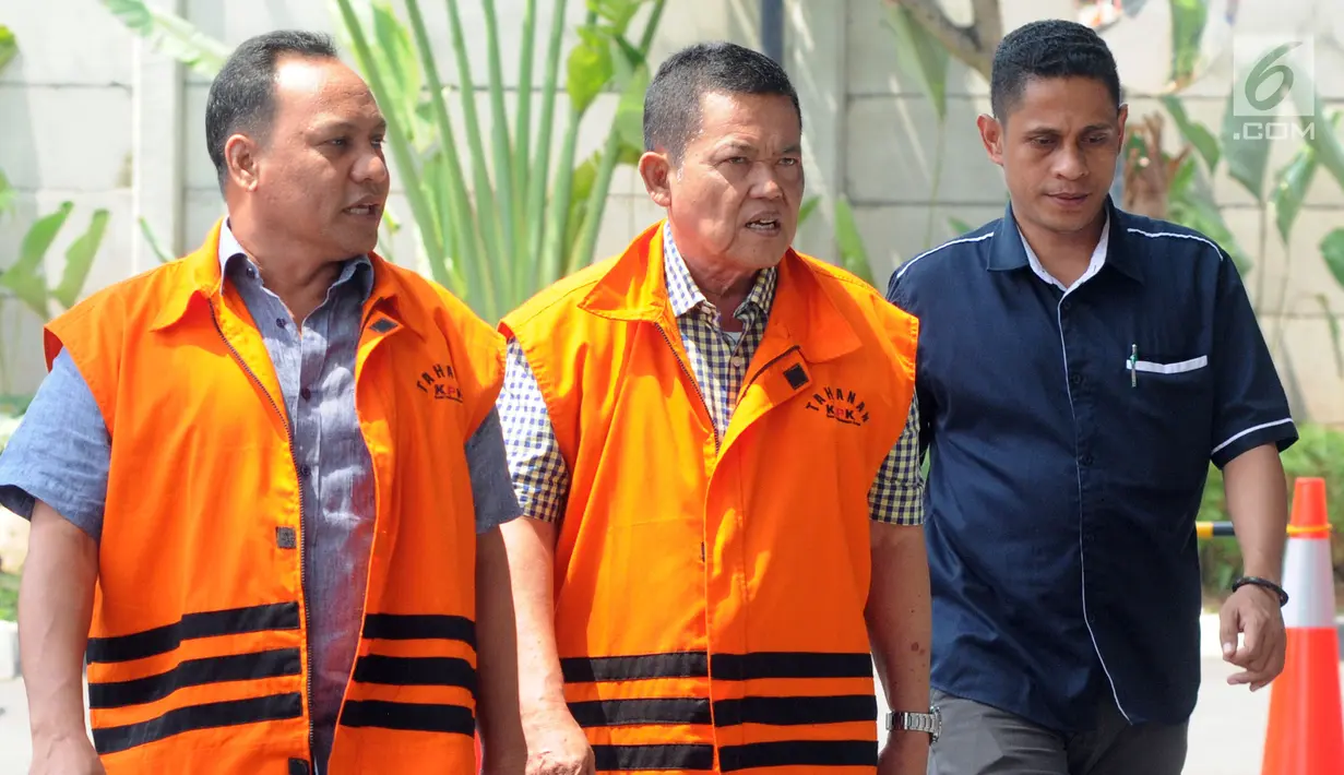 Mantan Ketua DPRD Kab Kepulauan Sula Zainal Mus dan Wali Kota Pasuruan Setiyono tiba di gedung KPK, Jakarta, Kamis (25/10). Setiyono diperiksa terkait dugaan suap proyek diwlayah Kota Pasurun, Jawa Timur. (Merdeka.com/Dwi Narwoko)