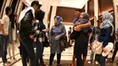 Pemain Persib, Ahmad Jufriyanto, disambut keluarganya saat tiba di hotel setelah final Piala Presiden 2015 di Stadion Utama Gelora Bung Karno, Jakarta, Minggu (18/10/2015). (Bola.com/Nick Hanoatubun)