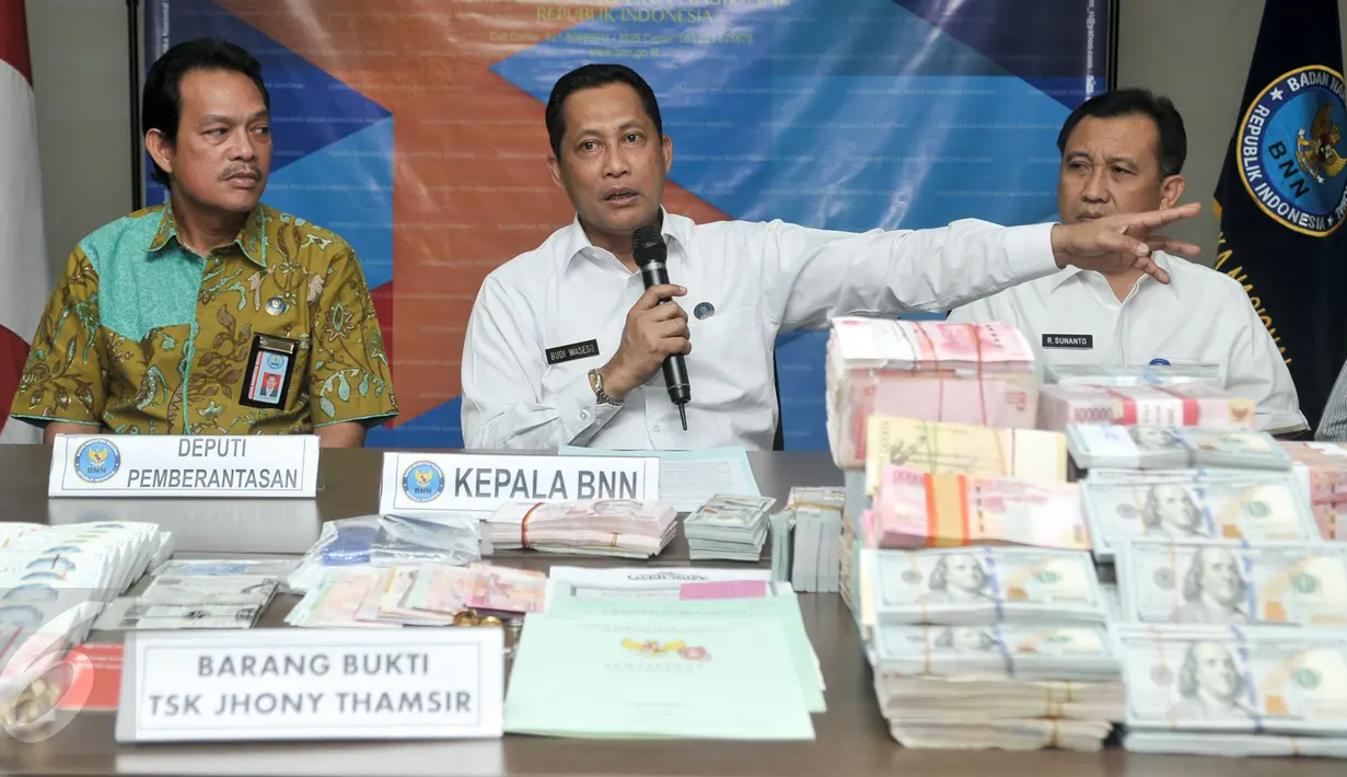 Kepala BNN, Komjen Budi Waseso mengungkap transaksi keuangan hasil kejahatan narkotika di Gedung BNN, Jakarta, Selasa (25/10). BNN mengungkap Tindak Pidana Pencucian Uang (TPPU) selama setahun terakhir senilai Rp2,7 triliun. (Liputan6.com/Yoppy Renato)