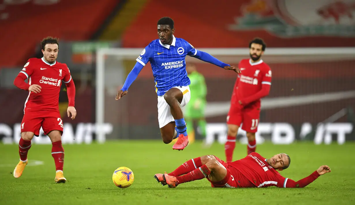 Pemain Brighton Yves Bissouma (kiri) mendapat sleding dari pemain Liverpool Thiago pada pertandingan Liga Inggris di Anfield Stadium, Liverpool, Inggris, Rabu (3/2/2021). Brighton menang 1-0. (Paul Ellis/Pool via AP)