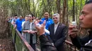 Duta Besar Iran untuk Indonesia Mahdi Rounagh (kanan), Wakil Ketua LOC Piala Dunia FIBA 2023 Agus Antares Mauro (tengah), dan perwakilan dari Kemenpora RI Mikha Tambayong (kiri) tengah mendengarkan penjelasan dari pemandu saat berjalan menuju lokasi acara penanaman bakau "Kick-off Dribbling Towards Sustainbility FIBA Basketball World Cup 2023" di Kawasan Ekowisata Mangrove PIK, Jakarta, Selasa (22/08/2023). (Bola.com/Bagaskara Lazuardi)
