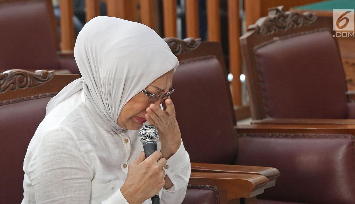 Terdakwa kasus dugaan penyebaran berita bohong atau hoaks Ratna Sarumpaet menangis saat menjalani sidang lanjutan di PN Jakarta Selatan, Selasa (18/6/2019). Sidang tersebut beragenda pembacaan pledoi atau nota pembelaan dari terdakwa. (Liputan6.com/Herman Zakharia)