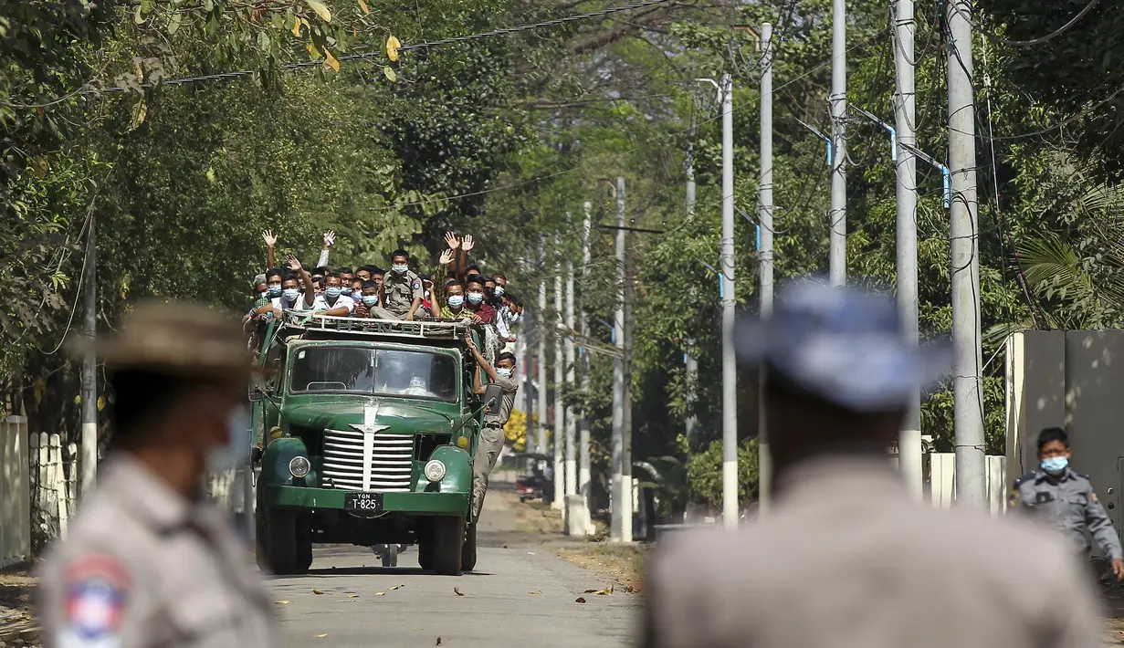 Para narapidana yang akan segera dibebaskan berada di atas truk saat pemberian amnesti yang menandai peringatan 74 tahun Hari Persatuan Myanmar di penjara Insein di Yangon, Myanmar (12/2/2021). Amnesti biasa dilakukan pada tanggal-tanggal penting dan Jumat hari libur umum di Myanmar. (AP Photo)