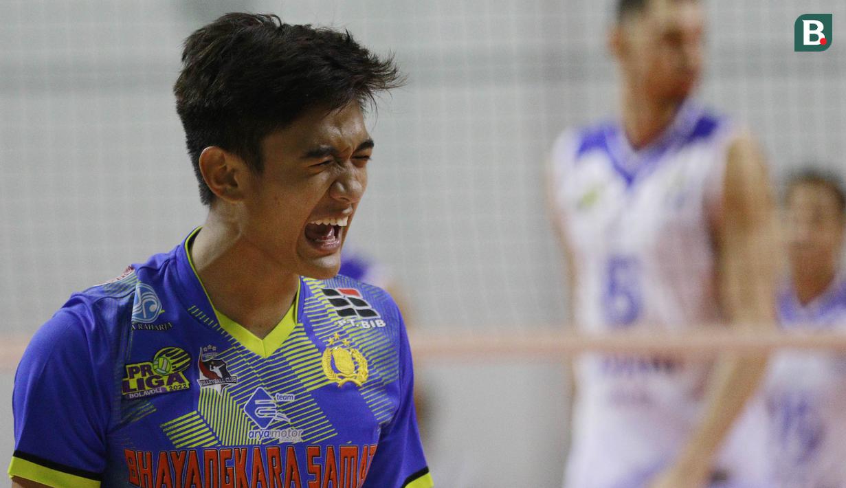 Pemain Surabaya Bhayangkara Samator, Alfin Daniel Pratama saat melawan Bogor LavAni pada laga seri pertama final four PLN Mobile Proliga 2022 di Padepokan Bola Voli Sentul, Jawa Barat, Sabtu (12/3/2022). Samator menang dengan skor 3-2 (21-25, 22-25, 27-25, 25-21, 15-12) (Bola.com/M Iqbal Ichsan)