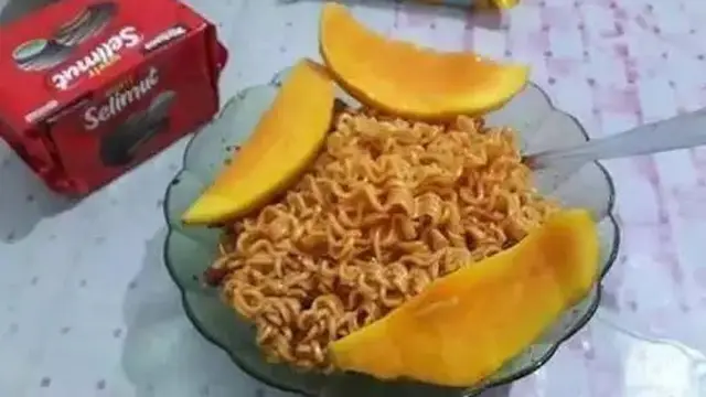 10 Potret Nyeleneh Cara Orang Makan Mi Ini Bikin Heran