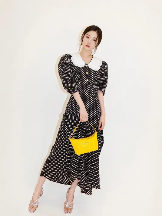 Dress motif polkadot juga nggak kalah menarik dipadukan dengan tas warna vibrant. Bikin look makin fun dan playful! [@j_chaeyeoni]