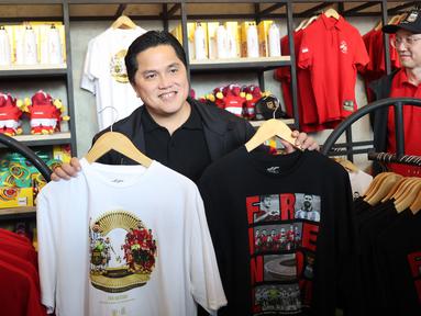 Ketua PSSI Erick Thohir menunjukkan kaus yang didesain khusus jelang pertandingan FIFA Matchday 2023 antara Timnas Indonesia vs Argentina saat meninjau Official Garuda Store di kawasan Gelora Bung Karno, Senayan, Jakarta, Sabtu (17/6/2023). (Bola.com/Abdul Aziz)