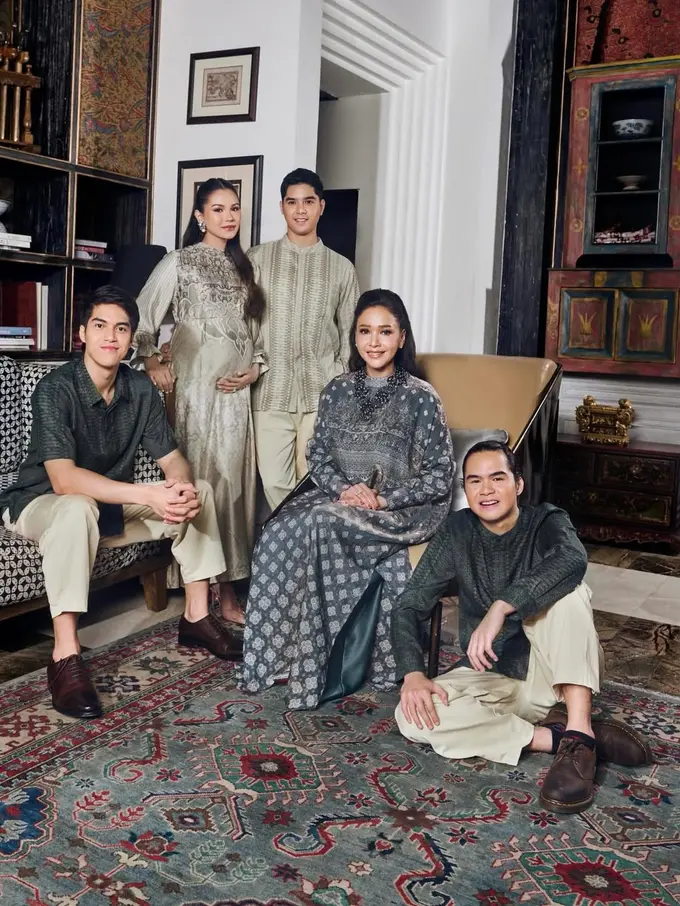 Gaya Bumil Alyssa Daguise dan Al Ghazali Pakai Busana Lebaran, Kompak Bareng Ibu Mertua dan Duo Adik Ipar