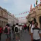 Fans tampak ramai berkunjung ke Souq Waqif, pasar tradisional di Qatar. Salah satu destinasi favorit fans selama Piala Dunia 2022. (Hendry Wibowo/Bola.com)