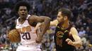Pebasket Cleveland Cavaliers, Jose Calderon, menghadang pebasket Phoenix Suns, Josh Jackson, pada laga NBA di Talking Stick Resort Arena, Rabu (14/3/2018). Cleveland Cavaliers menang 129-107 atas Phoenix Suns. (AP/Rick Scuteri)