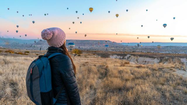 Ilustrasi traveling, pertualangan, liburan, wisata