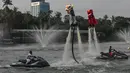 Atraksi ini untuk menghibur para pengunjung mal Senayan Park. Tampak dalam foto, penampil mengenakan kostum barongsai beratraksi Aerial Lion Dance di Danau Senayan Park, Jakarta, 14 Februari 2026. (merdeka.com/Arie Basuki)