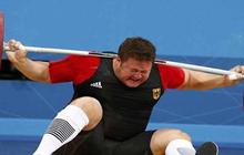 Video atlet angkat besi kejatuhan barbel seberat 196 kg