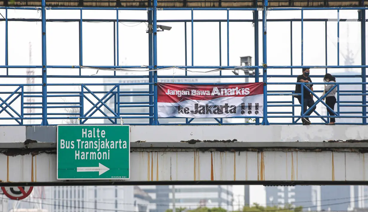 Spanduk imbauan tolak anarkisme terpasang di JPO di Jakarta, Minggu (11/10/2020). Spanduk imbauan untuk tidak melakukan aksi anarkisme merebak di sejumlah kawasan di Jakarta pascaaksi unjuk rasa massa yang menolak pengesahan Omnibus Law UU Cipta Kerja. (Liputan6.com/Faizal Fanani)