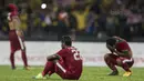 4. Tangis para pemain Timnas Indonesia pecah setelah wasit meniup peluit panjang tanda pertandingan berakhir, Garuda Muda gagal melaju ke final. (Bola.com/Vitalis Yogi Trisna)