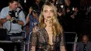 <p>Cara tampil seksi dalam balutan gaun bergaya see through pada kesempatan GQ Men of the Year Awards 2</p>