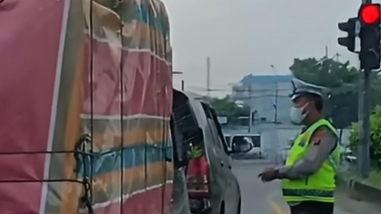 Viral Polisi Tilang di Lampu Merah, Kakorlantas Bereaksi Keras: Bukan Perangkap Penilangan!