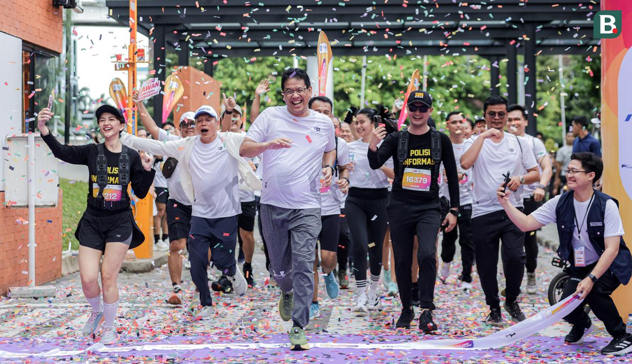 <p>Menteri Keuangan, Purbaya Yudhi Sadewa melewati garis finis dalam ajang Run for Journalism 2025 yang berlangsung di Unika Atma Jaya, Jakarta, Minggu (16/11/2025). (Bola.com/Bagaskara Lazuardi)</p>