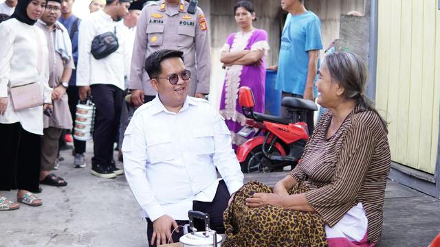 Safari Ramadan, Rendi Solihin Bagikan Perlengkapan Ibadah ke Warga di Desa Muara Pantuan