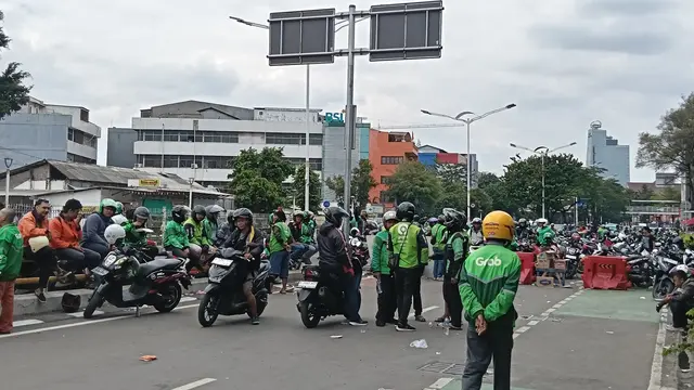 Kumpulan massa aksi demo berada di sekitar Mako Brimob Kwitang, Jakarta Pusat pada Jumat (29/8/2025) siang. (Liputan6.com/Maulandy)