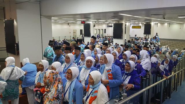 Ratusan jamaah haji asal Indonesia tengah mengantri sesaat sebelum naik pesawat. Garuda Indonesia mengaku, sudah menyelesaikan penerbangan haji dengan jumlah jamaah 107.959 orang.
