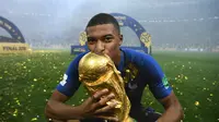 Pemain depan Prancis, Kylian Mbappe mencium trofi Piala Dunia usai laga final Piala Dunia antara Prancis dan Kroasia di Stadion Luzhniki, Moskow, Rusia, 15 Juli 2018. Mbappe masuk dalam kandidat pemain terbaik FIFA 2018. (AFP FOTO/FRANCK FIFE)