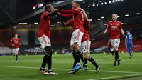 Para pemain Manchester United merayakan keberhasilan cetak gol ke gawang Brighton di ajang Liga Inggris, Senin (05/04/2021) dini hari WIB. (PHIL NOBLE / POOL / AFP)