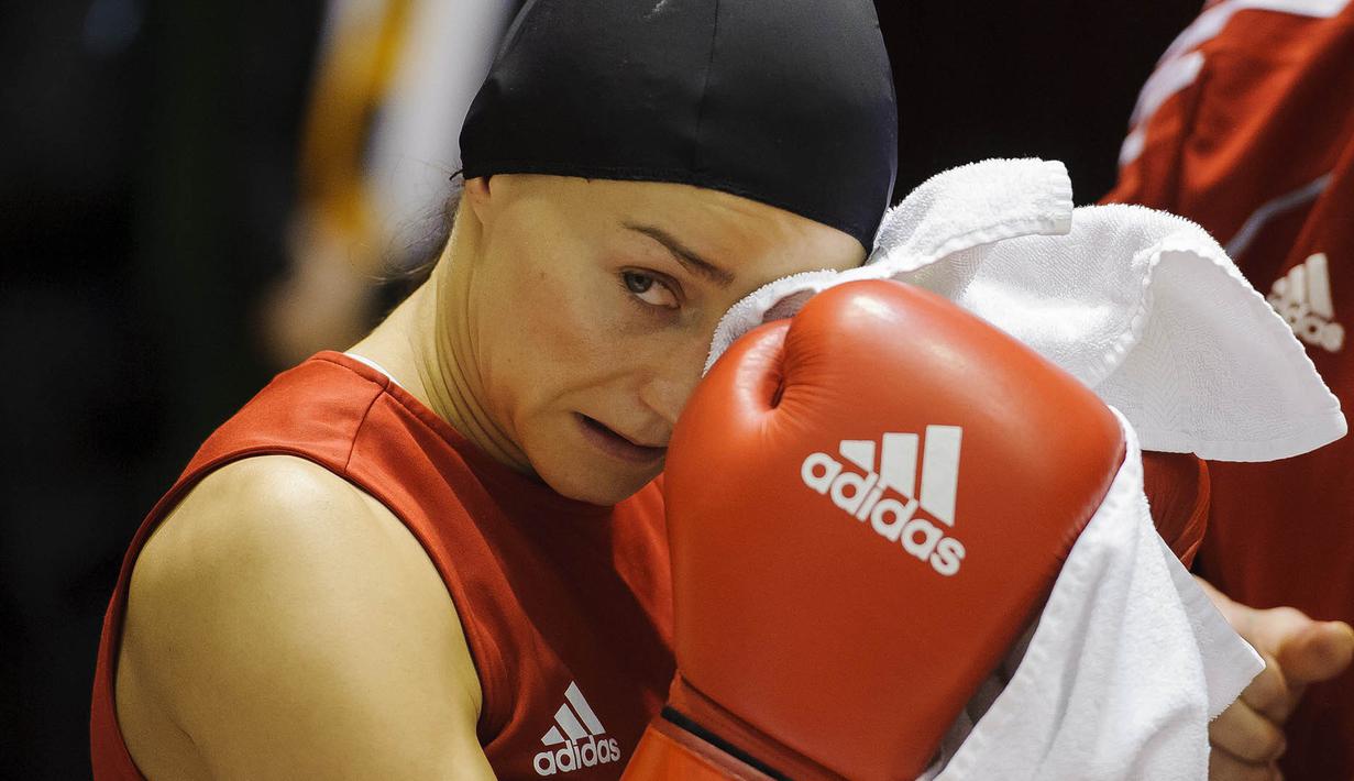 Petinju Polandia, Sandra Drabik, tampak lelah usai bertanding pada babak kualifikasi kelas 69 kilogram Bocskai Istvan International Memorial Boxing Turnamen ke-61. (EPA/Zsolt Czegledi)