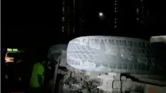 Minibus oleng setelah truk didepannya pindah jalur secara mendadak, hingga warga korban banjir Kali Ciherang butuh bantuan logistik.