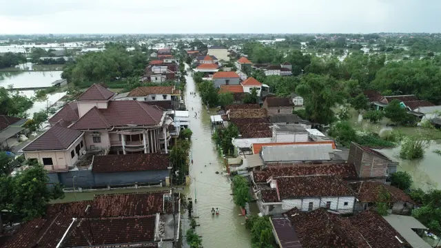 Pelindo III Bagikan Ribuan Paket Sembako untuk Para Korban Banjir di Gresik