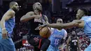 Pebasket Houston Rockets, Chris Paul, berusaha melewati pebasket Charlotte Hornets, Dwight Howard, pada laga NBA di Stadion Toyota Center, Kamis (14/12/2017). Houston Rockets menang 108-96 atas Charlotte Hornets. (AP/Michael Wyke)