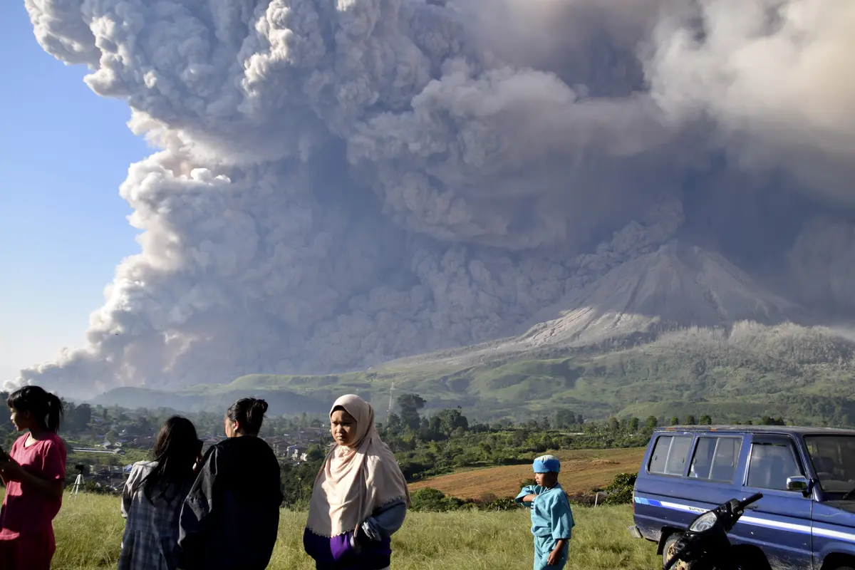 Erupsi Gunung Sinabung Jadi Tontonan Warga