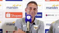 Pelatih Timnas Indonesia U-23 Gerald Vanenburg tersenyum saat menghadiri sesi pemberian keterangan resmi jelang laga ASEAN U23 Championship 2025 melawan Brunei Darussalam di Stadion Utama Gelora Bung Karno, Jakarta pada Senin (14/7/2025). (Bola.com/Abdul Aziz)