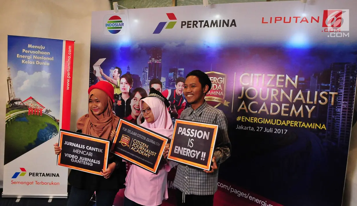 Sejumlah mahasiswa berfoto saat mengikuti pendaftaran Citizen Journalist Academy Energi Muda Pertamina, Jakarta, Kamis (27/7). (Liputan6.com/Helmi Afandi)