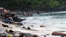 Beberapa anak bermain di pantai Pasir Putih, Manokwari, Papua Barat, Senin (15/8). Tampak, sampah berserakan di pantai Pasir Putih, kondisi ini bisa mengurangi daya tarik wisatawan menikmati keindahan alam Papua Barat. (Liputan6.com/Helmi Fithriansyah)