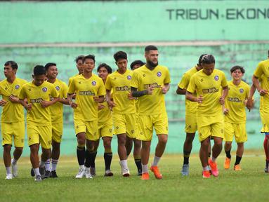 Rekrutan baru Arema FC, Diego Michiels, sudah bergabung untuk mengikuti sesi latihan pada Senin (14/6/2021) di Stadion Gajay(ana, Kabupaten Malang. (Bola.com/Iwan Setiawan)