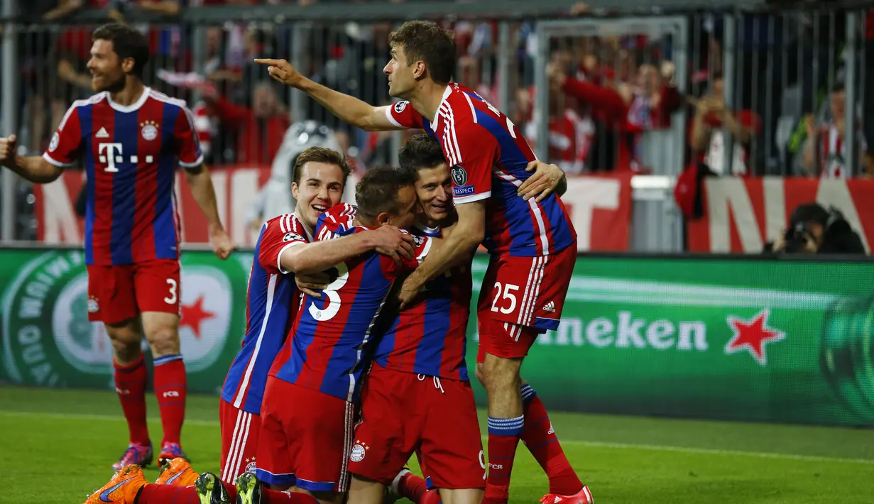 Selebrasi pemain-pemain Bayern usai Robert Lewandowski mencetak gol ketiga (Reuters/Michaela Rehle)